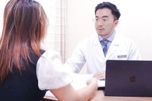 Bác sĩ tư vấn cho người bệnh.