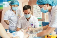 Thạc sĩ, bác sĩ chuyên khoa II Phùng Công Sáng thăm khám và chăm sóc vết thương cho bệnh nhi tại Khoa Chỉnh hình.