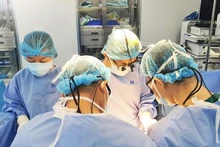 Các bác sĩ can thiệp cho người bệnh.
