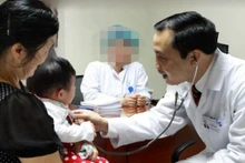 Bác sĩ Duy thăm khám cho bệnh nhi. 