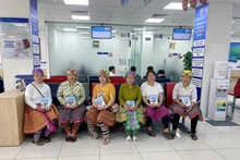 Chủ động phòng dịch bệnh truyền nhiễm, nhiều phụ nữ H’Mông đến VNVC Yên Bái tiêm vaccine.