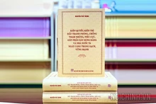 Cuốn sách “Kiên quyết, kiên trì đấu tranh phòng, chống tham nhũng, tiêu cực, góp phần xây dựng Đảng và Nhà nước ta ngày càng trong sạch, vững mạnh” của đồng chí Tổng Bí thư Nguyễn Phú Trọng. (Ảnh: noichinh.vn)