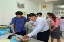 Các cơ quan chức năng thành phố Nha Trang thăm hỏi các bệnh nhân trong vụ ngộ độc tại quán cơm gà Trâm Anh. (Ảnh: THẢO LY)