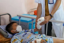 Bệnh nhi đang được chăm sóc tích cực. 