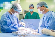 Các bác sĩ tiến hành ghép thận cho bệnh nhi. 