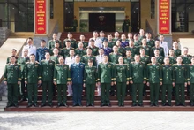 Các đại biểu chụp ảnh lưu niệm. 
