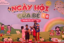Các bệnh nhi tham gia giao lưu trên sân khấu.
