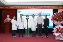 Hai người bệnh được ghép phổi thành công chúc mừng và tri ân Nhân dịp Ngày thầy thuốc Việt Nam.