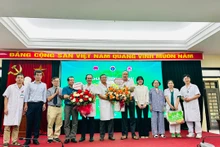 Ban lãnh đạo bệnh viện chúc mừng bệnh nhân ghép phổi.