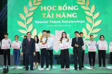 Vinh danh thủ khoa đầu vào và trao học bổng tài năng Hoa Anh Đào cho tân sinh viên năm 2022.