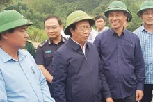Phó Thủ tướng Lê Văn Thành kiểm tra điểm sụt, trượt trên Quốc lộ 15D.
