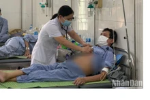 Tiến sĩ, bác sĩ Nguyễn Thị Bích Ngọc khám cho người bệnh. (Ảnh: T.H)