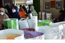Gạo được bày bán tại cửa hàng ở Narathiwat, miền nam Thái Lan. (Ảnh: AFP/TTXVN)