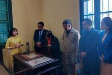 Các đại biểu tham quan trưng bày tại di tích Nhà Chủ tịch Hồ Chí Minh ở và làm việc (phường Vạn Phúc, quận Hà Đông).