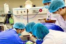 Các bác sĩ khẩn trương mở khí quản hỗ trợ thở cho bệnh nhân.