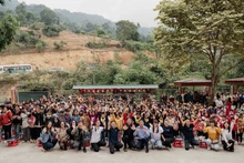 Tổ chức Peace Winds trao quà tại các điểm trường còn gặp nhiều khó khăn.