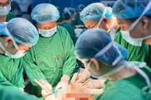 Các bác sĩ tiến hành ghép phổi cho bệnh nhân Cấn Thị Phương. 