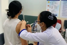 Thành Nguyễn (18 tuổi) tiêm vaccine phòng dại trước khi trở lại Canada tiếp tục học tập.