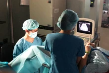 Bác sĩ Hồ Ngọc Anh Vũ thực hiện thủ thuật chuyển phôi cho bệnh nhân.