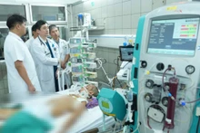 Giám đốc chỉ đạo bệnh viện tập trung tối đa nhân lực, vật lực để điều trị, cứu chữa cho cháu bé.