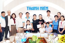  Nhà báo Nguyễn Ngọc Toàn, Tổng biên tập Báo Thanh Niên (thứ 6 từ trái qua) với nhà bảo trợ và các trẻ cùng gia đình.