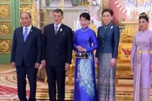 Chủ tịch nước Nguyễn Xuân Phúc và Phu nhân hội kiến Nhà Vua Maha Vajiralongkorn và Hoàng hậu. (Ảnh: VOV)