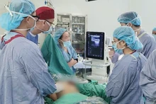 Bác sĩ can thiệp cho người bệnh