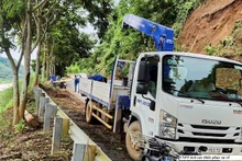 VNPT Lào Cai đã khẩn trương triển khai lực lượng kỹ thuật và phương tiện đến khu vực gặp sự cố để khôi phục mạng lưới liên lạc trong điều kiện thời tiết khắc nghiệt và địa hình hiểm trở. 