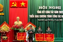 Công an tỉnh Ninh Bình đón nhận bằng khen của Bộ Công an. 