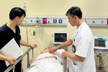 Bác sĩ khám, cấp cứu cho người bệnh.
