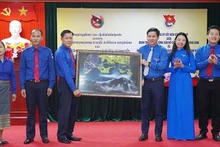 Lãnh đạo Tỉnh đoàn Quảng Bình tặng quà lưu niệm cho Tỉnh đoàn Khăm Muộn, Lào.