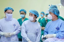 Các bác sĩ can thiệp cho người bệnh. 