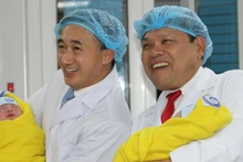 Thứ trưởng Y tế Trần Văn Thuấn và Giám đốc Bệnh viện Phụ sản Trung ương vui mừng chào đón những công dân nhí đầu tiên. 