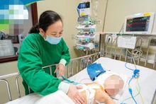 Bệnh nhi được chăm sóc tại Bệnh viện Nhi Trung ương.