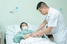 Bác sĩ thăm khám lại cho người bệnh. 