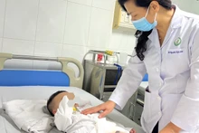 PGS, TS Nguyễn Việt Hoa, Trưởng khoa Phẫu thuật Nhi và Trẻ sơ sinh, Bệnh viện Hữu nghị Việt Đức thăm khám cho bệnh nhi.