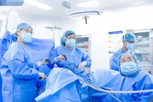 Bác sĩ chuyên khoa II Nguyễn Bá Mỹ Nhi (giữa) phẫu thuật nội soi khâu vòng tử cung cho chị T. vào tháng 7/2023.
