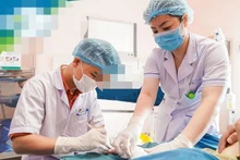 Bệnh nhi N.L, đang được các y, bác sĩ chăm sóc và điều trị tại khoa Chỉnh hình.