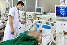 Bệnh nhân đang nằm thở máy qua nội khí quản.