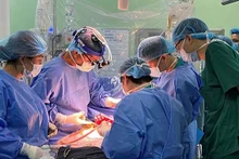 Các bác sĩ Bệnh viện Nhi Trung ương làm chủ kỹ thuật ghép gan. 