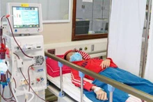 Bệnh nhi đang chạy thận nhân tạo.