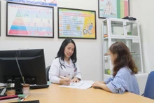 Bác sĩ chuyên khoa II Tạ Thùy Linh thăm khám cho người bệnh.