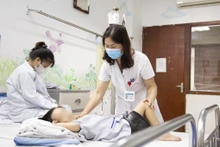 Tiến sĩ, bác sĩ Nguyễn Thị Thu Hà thăm khám cho bệnh nhi điều trị tại Trung tâm thalassemia.