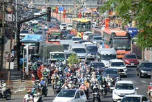 Quốc lộ 13 kéo dài từ cầu Bình Triệu đến ngã tư Bình Phước, thành phố Thủ Đức thường xuyên ùn tắc, được đưa vào danh mục kêu gọi nhà đầu tư cải tạo, mở rộng.