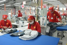 Công nhân sản xuất áo veston xuất khẩu tại Xí nghiệp May Hưng Hà (Tổng công ty May 10). (Ảnh ĐĂNG ANH)