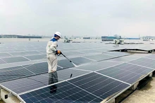 Khu công nghiệp Thăng Long (Vĩnh Phúc) lắp đặt hệ thống điện mặt trời áp mái thân thiện với môi trường. (Ảnh HOÀNG SƠN) 