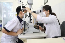 Khám bệnh đau mắt đỏ cho trẻ em tại Bệnh viện Mắt tỉnh Đắk Lắk. 