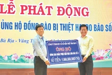 Ông Dương Minh Tú, Giám đốc Công ty TNHH MTV Xổ số kiến thiết tỉnh Bà Rịa - Vũng Tàu đại diện công ty trao 5 tỷ đồng ủng hộ đồng bào bị ảnh hưởng bởi cơn bão số 3.