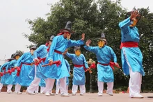 Các nghệ nhân trình diễn trò Xuân Phả. (Ảnh KHIẾU MINH)