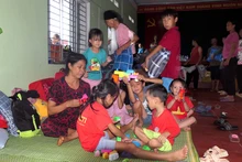 Người dân trong vùng nguy hiểm tại thôn Thượng Mỹ, xã Việt Vinh, huyện Bắc Quang được đưa đến nơi an toàn.